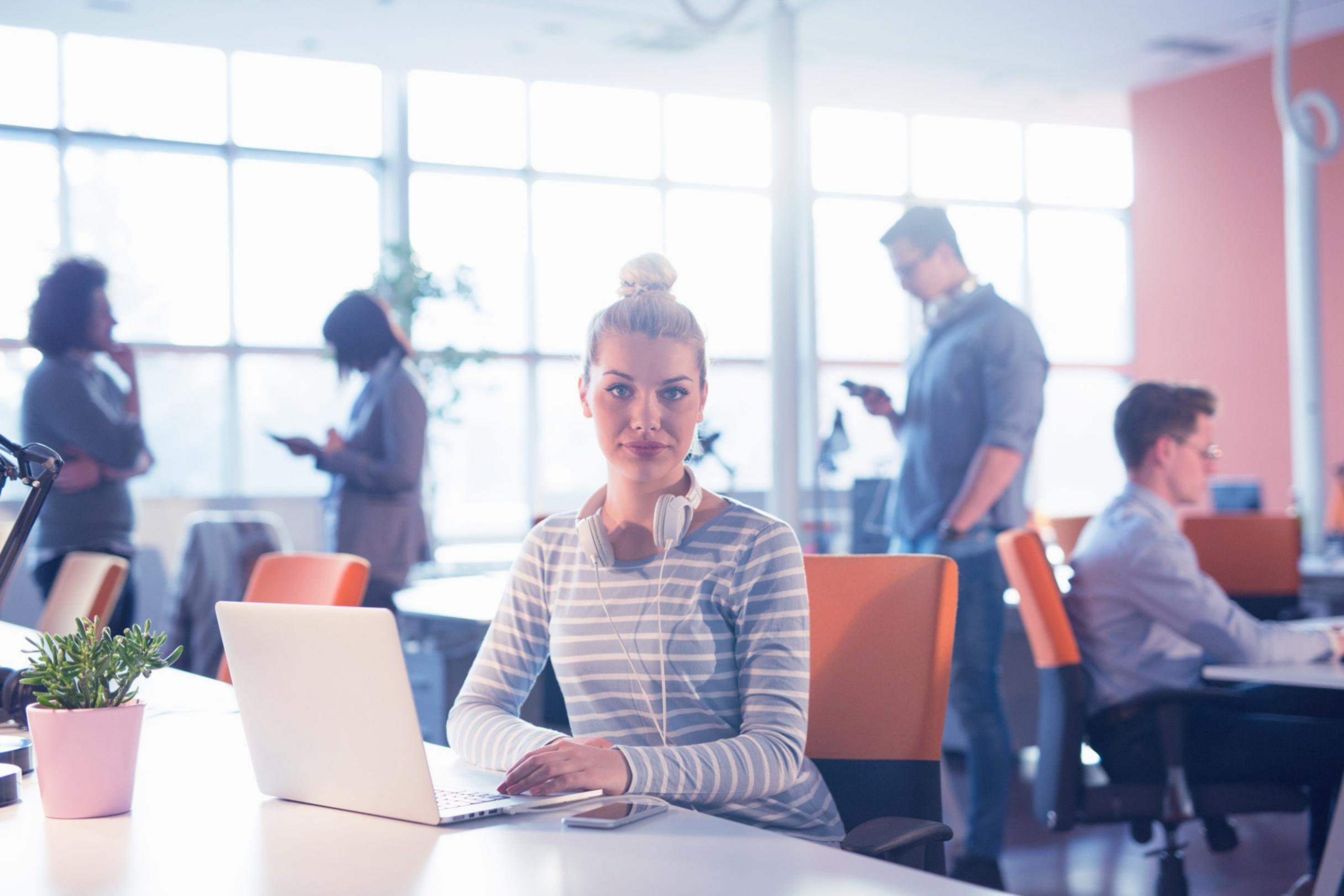 Groupe de professionnels participant à une simulation de négociation budgétaire